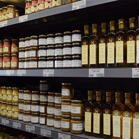 Moutarde et huile au rayon épicerie de Tignieu