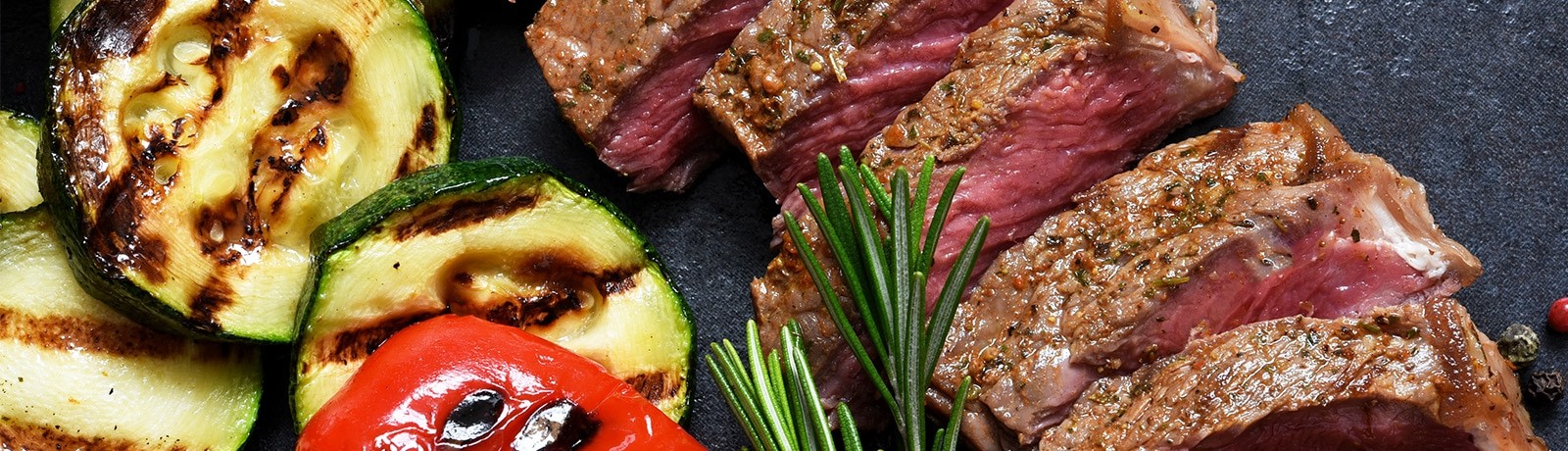 Légumes et viandes grillés