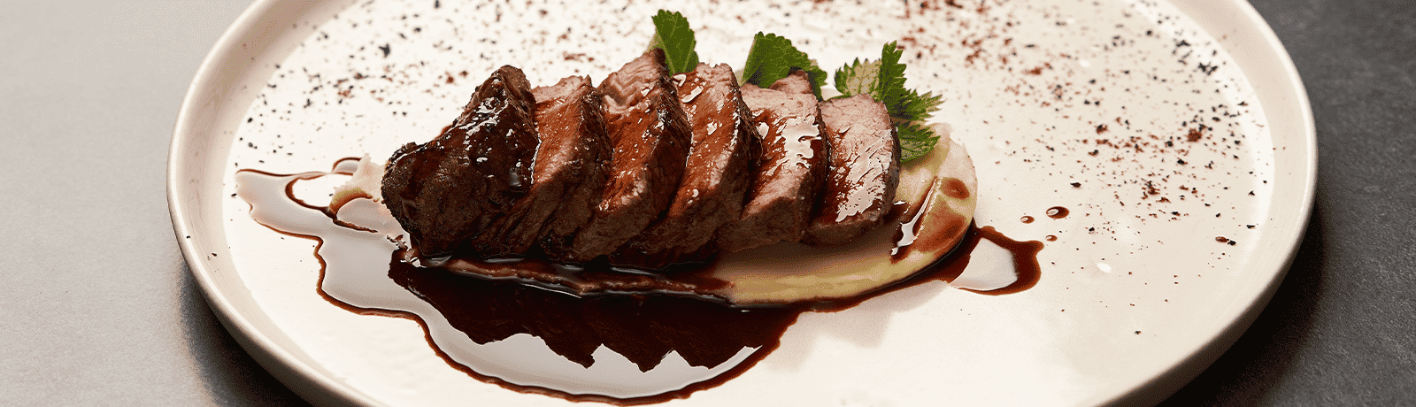 Banner : Pavé de Bœuf mariné sauce grand veneur