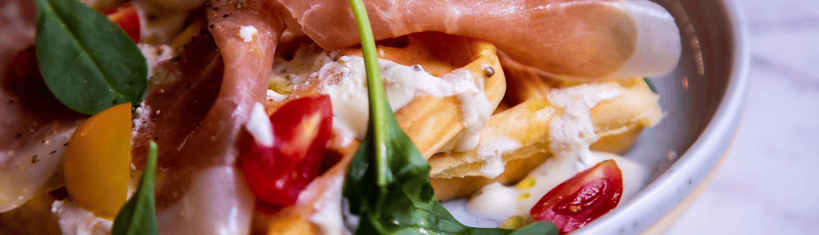 Banner : Gaufres salées au jambon cru, tomates séchées et mozzarella